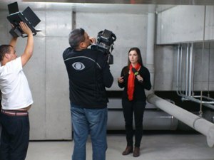 地下の免震室を熱心に取材