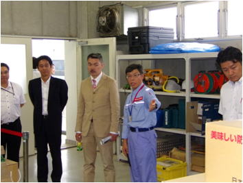 1F倉庫にて備蓄資機材の説明