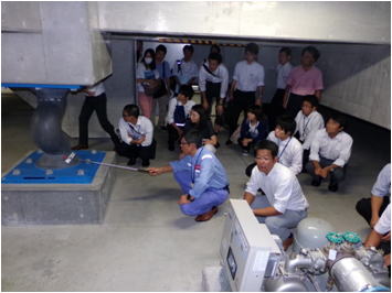 B1免震室にて、センターの免震機能について説明