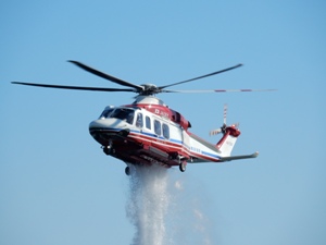 航空隊「はまちどり1」による放水