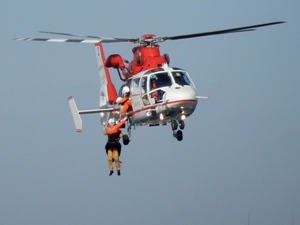 近く更新される「はまちどり2」による救助訓練　