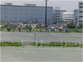 ＢＢＱで賑わう芝生広場