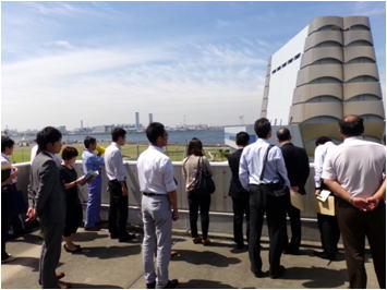 ３階ベランダより施設の配置等を視察