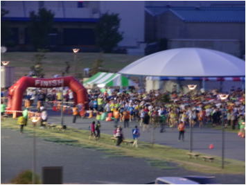 19時スタートの10km部門の様子