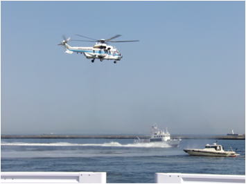 ヘリコプター：いぬわし（海上保安庁）／船舶：あしがら（横浜水上警察署）