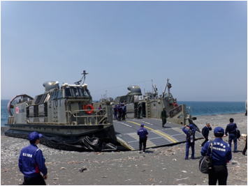 体験乗船前に「ＬＣＡＣ」を見学