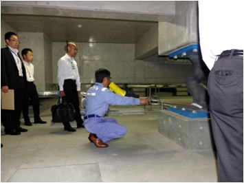 B1免震室にて、センターの免震機能について説明