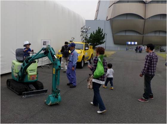 防災センター敷地内に備蓄資機材を展示