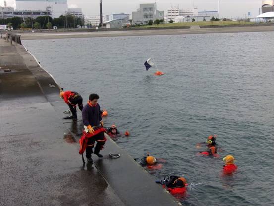 川崎市幸消防署による水難救助訓練